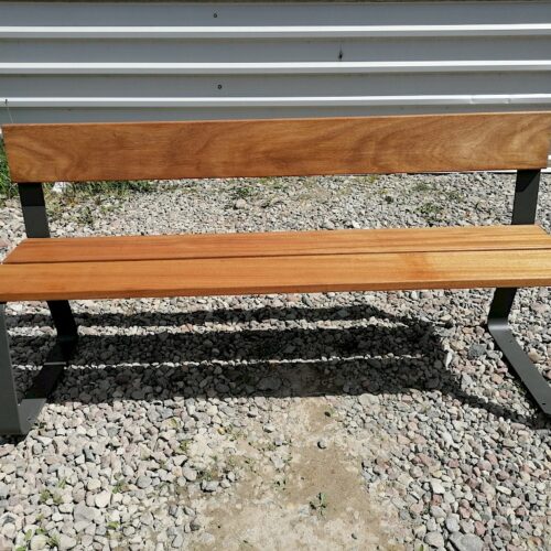 Duurzaam hardhout afgewerkt met olie, diverse kleurafwerkingen mogelijk.